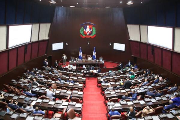 Diputados denuncian males de concurso para maestros.