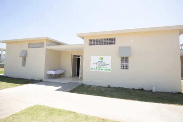 Complejo penitenciario de Batey Bienvenido recibe privados de libertad adultos mayores trasladados desde centro de Boca Chica