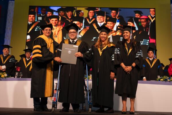 La inspiradora historia del joven con parálisis cerebral que se graduó con honores en PUCMM