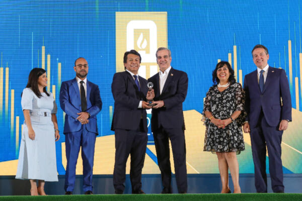 Biviana Riveiro, Erodis Diaz, Arturo Marroquín, presidente Luis Luis Abinader , María Cecilia Rozas e Ito Bisonó (1)