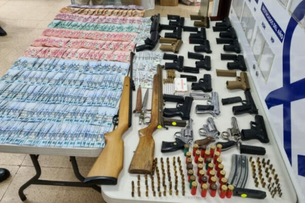 Ultiman una persona y ocupan 18 pistolas, 3 revólveres, 2 escopetas, a red de tráfico de armas