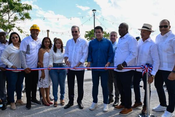 Presidente Abinader y David Collado junto a funcionarios de La Romana.
Foto: fuente externa