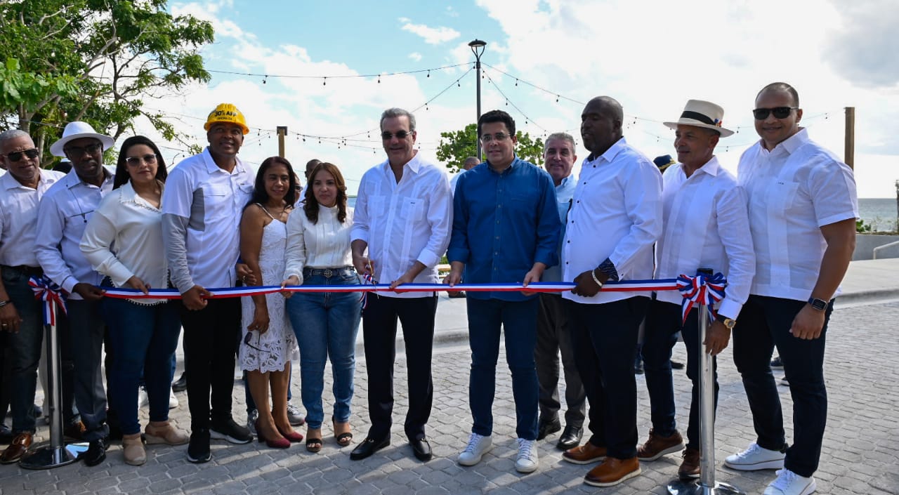 Presidente Abinader y David Collado junto a funcionarios de La Romana. Foto: fuente externa