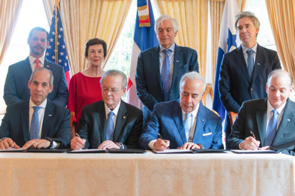 Testigos de honor de los embajadores Sonia Guzmán, de República Dominicana, y Ramón Martínez de la Guardia, de Panamá en acuerdo AES 
Foto: fuente externa