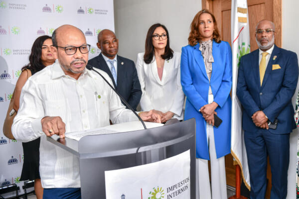 El director general de Impuestos Internos, Luis Valdez Veras, cuando se dirige a los presentes.