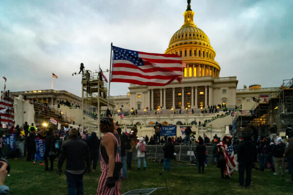 Estados Unidos: condenan a 22 años de cárcel a exlíder de Proud Boys