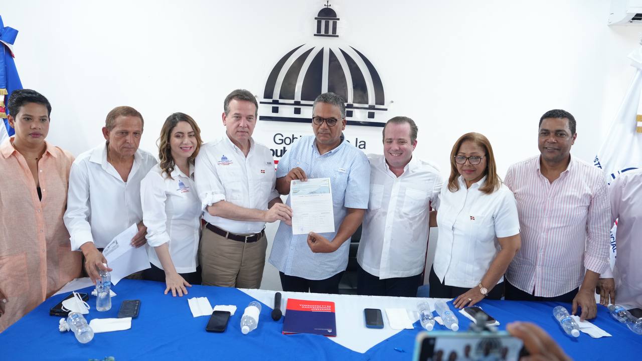 Gobierno entrega más de 54 millones de pesos a comerciantes y detallistas de Dajabón y Pedernales