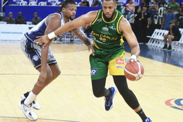 Jonathan Araújo, del club San Carlos, defendido por Miguel Simón, de El Millón.
