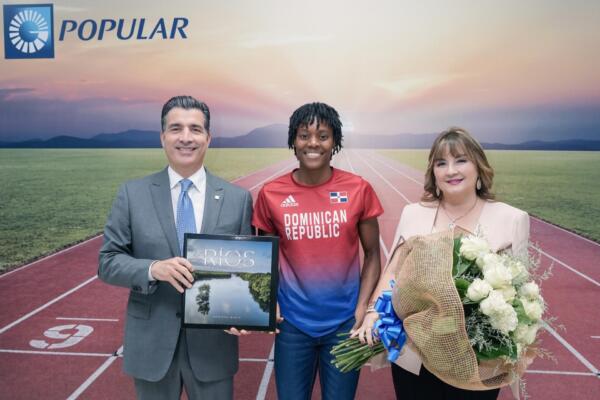 Marileidy Paulino junto al presidnete del Banco Popular y la Vicepresidenta de RRHH 