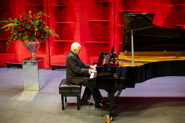 E. León Jimenes dona un nuevo piano al Teatro Nacional