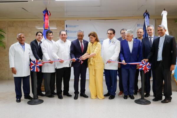 Vicepresidenta Raquel Peña entrega moderno tomógrafo en hospital de Santiago