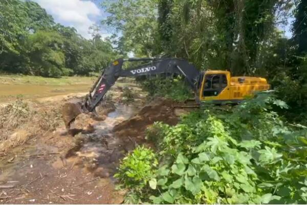 Tras reportaje de CDN, MOPC y Ayuntamiento de Platanal retiran escombros de río Maguaca