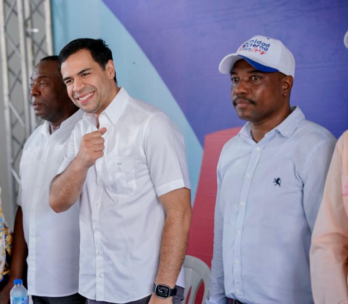 Roberto Ángel juramenta 50 dirigentes en la Unidad Externa del PRM
