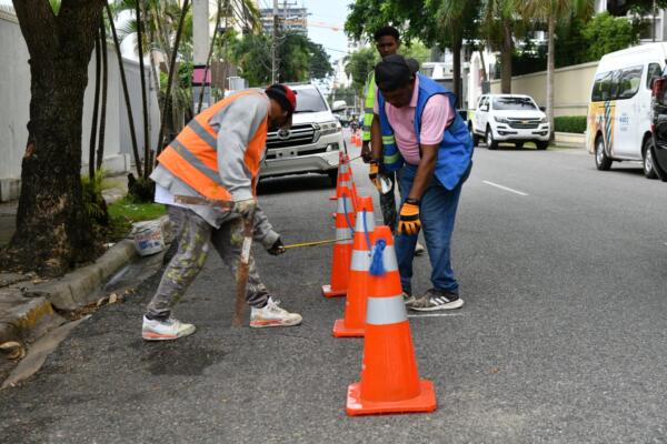 Trabajadores del INTRANT retiran conos de una de las vías de la Capital.