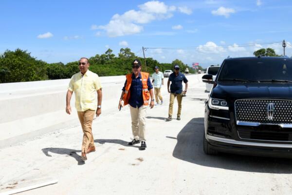 Deligne Ascención destaca avance de obras se construyen en La Vega y Santiago