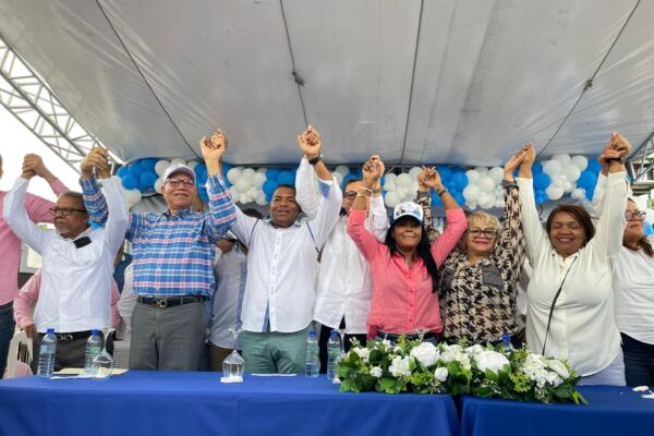 Alcalde de Jínova y dirigentes de diversos partidos se juramentan en PRM
