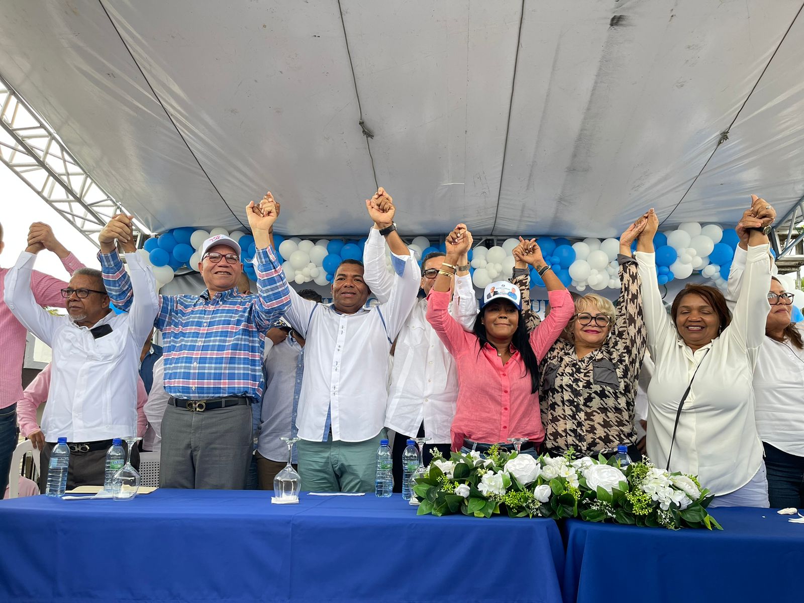 Alcalde de Jínova y dirigentes de diversos partidos se juramentan en PRM