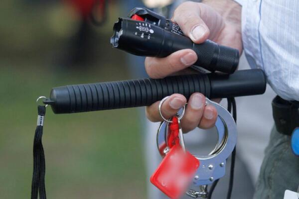 Diputados rechazan la compra de gas pimienta, macanas y esposas para usar en las escuelas