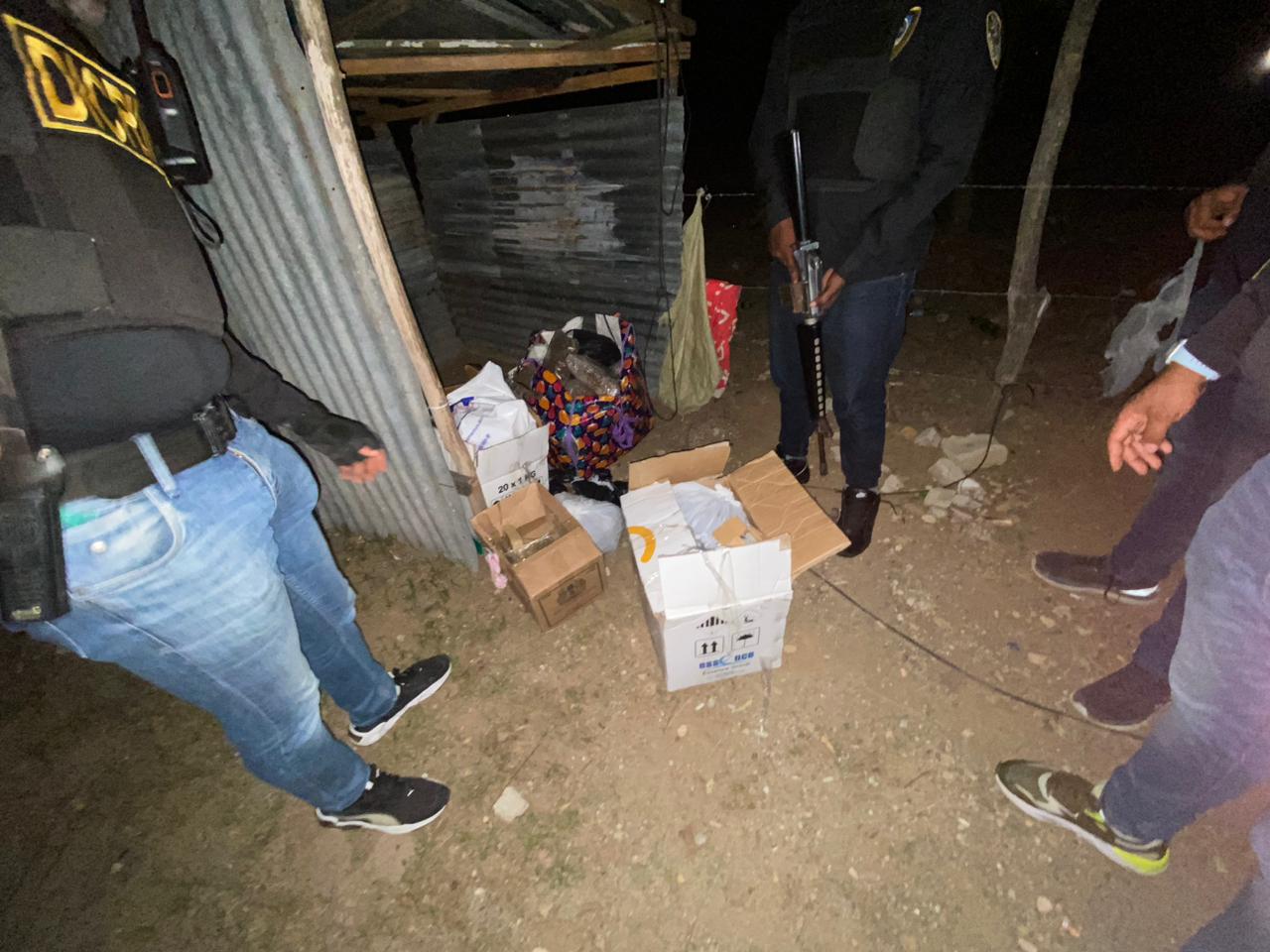 Policía y Dicrim decomisan a tiros alijo de 113 libras de  presunta marihuana