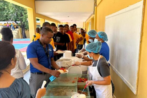 Estudiantes de PREPARA reciben alimentación escolar 