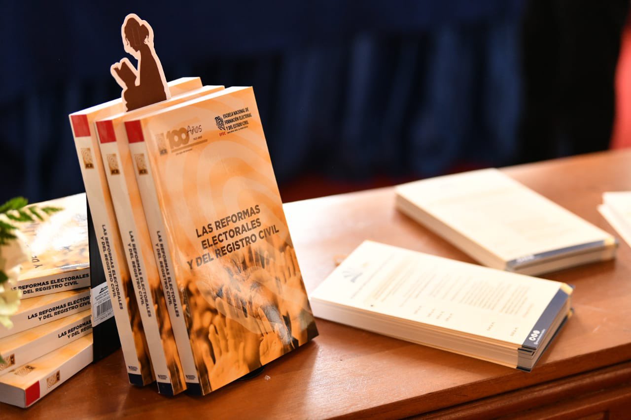 Ponen a circular obras ganadoras de concurso sobre Democracia e Identidad