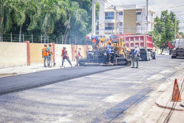 Deligne Ascención supervisa trabajos de MOPC en Santo Domingo Este
