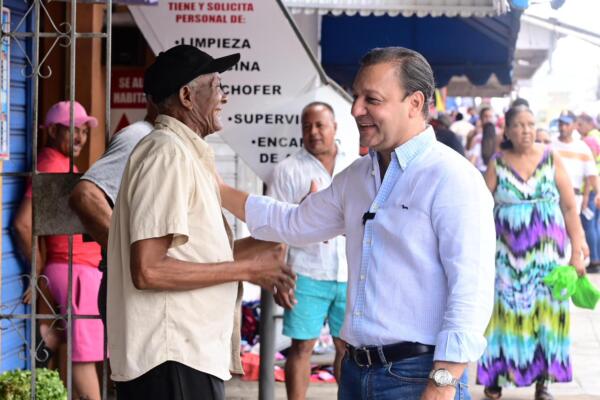 Abel Martínez conversa con personas del Distrito Nacional.