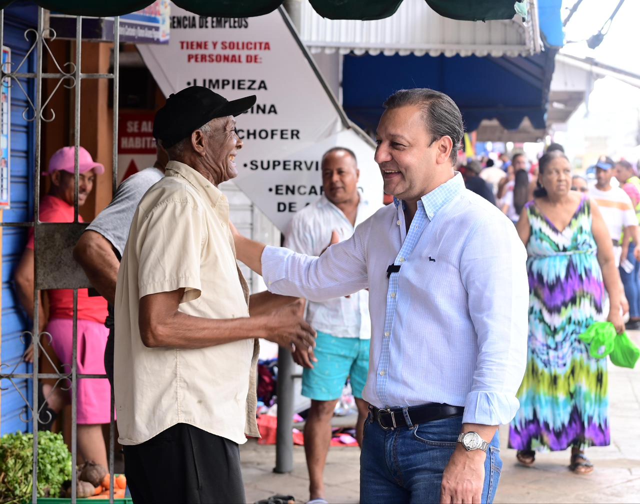 Abel Martínez visita barrios Cristo Rey y La Puya