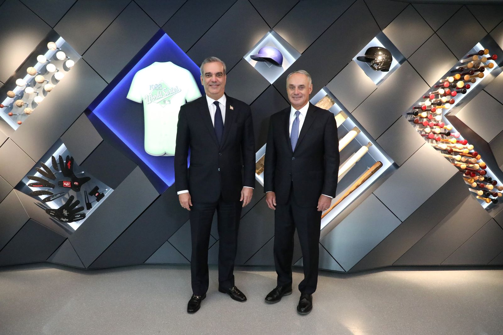 Presidente Abinader se reúne con Comisionado MLB