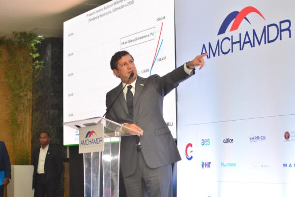 Manuel Estrella en encuentro con AMCHAMDR.