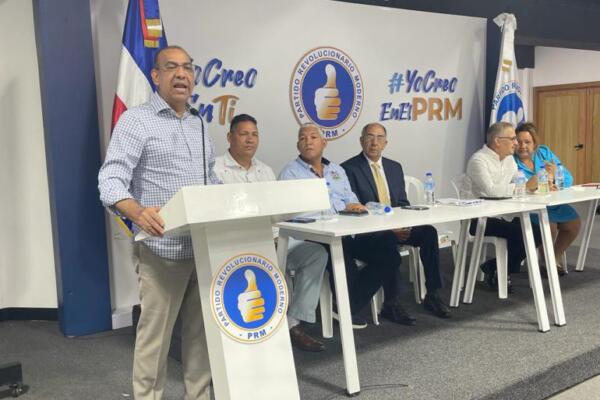 Deligne Ascención juramenta dirigentes del PQDC que pasan a apoyar presidente Abinader