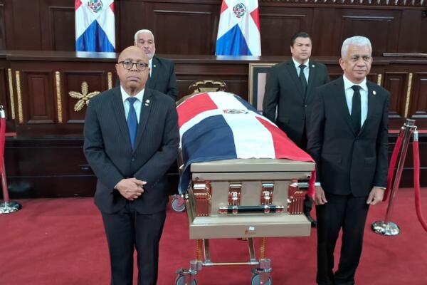 Congreso rinde honores a restos del exiputado Levis Suriel.
