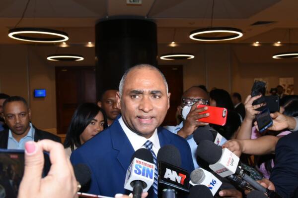 Diputado Julito Furcal ofreciendo declaraciones a la prensa. Foto; Fuente Externa