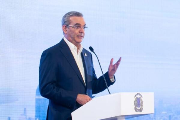 Presidente Abinader propone plan de asfalto en todo el país