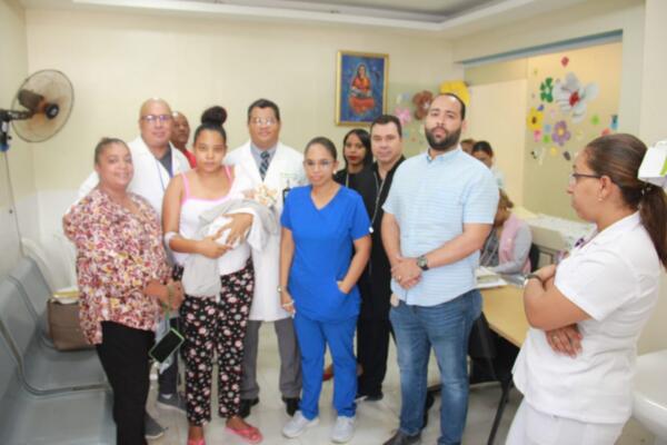 Momento en que entregan a su madre recién nacida había sido robada.