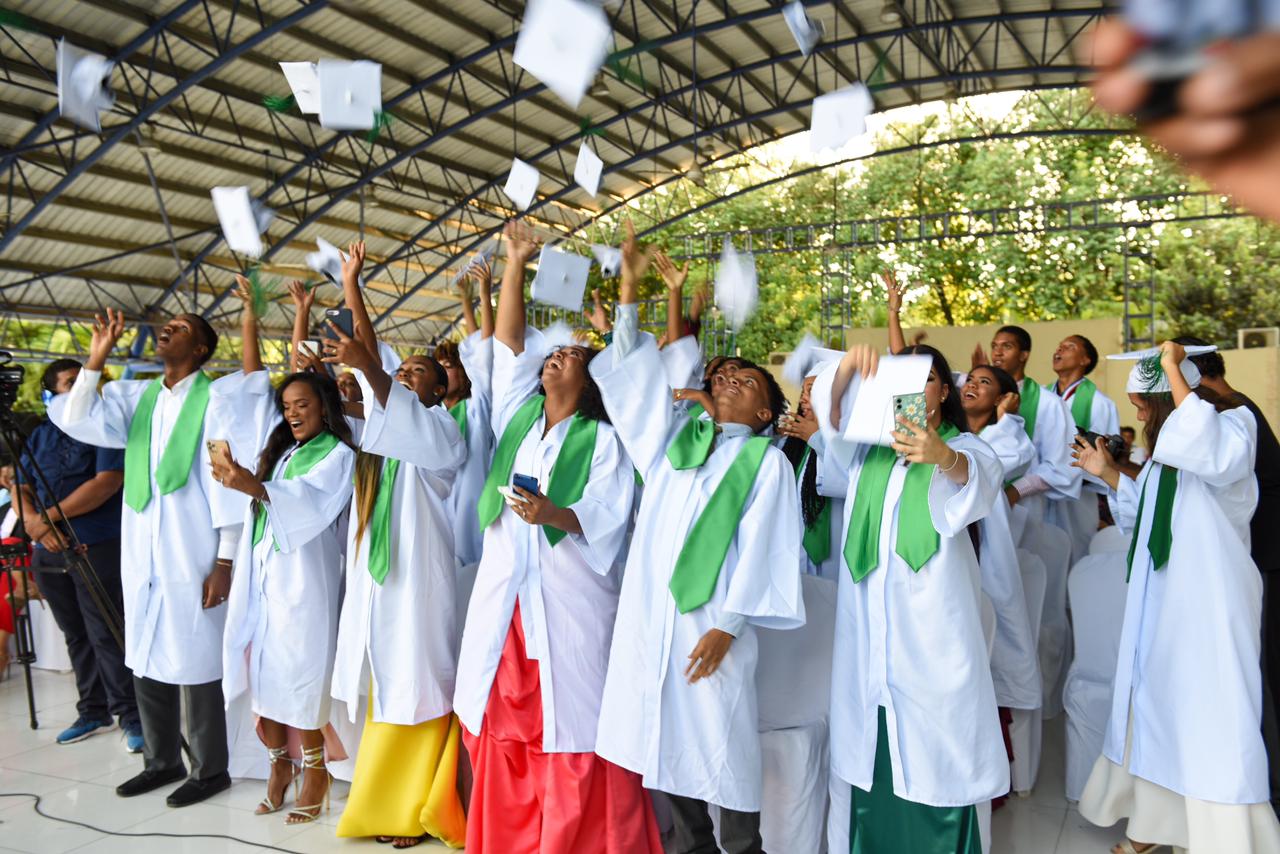 Liceo de la CAASD gradúa a 28 bachilleres