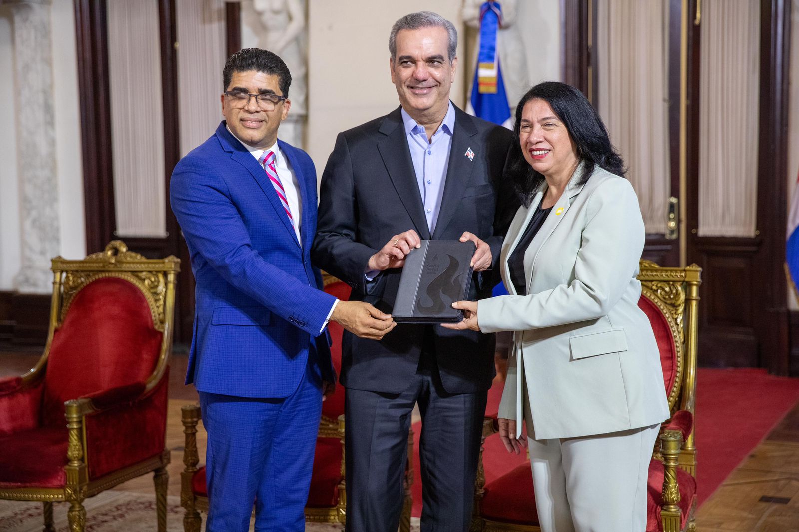 Luis Abinader celebra Día de la biblia en el Palacio Nacional