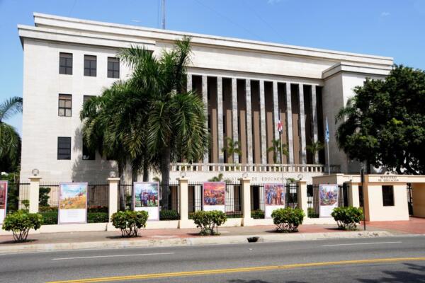 Estudiantes escuela activo 20-30 en Haina protestan por falta de docencia