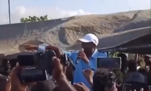 Moïse Jean-Charles en construcción de canal de desvío en Río Masacre.