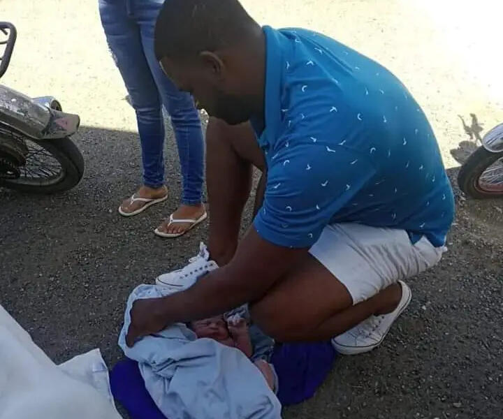 Joven de Salcedo atendió a parturienta haitiana en plena vía