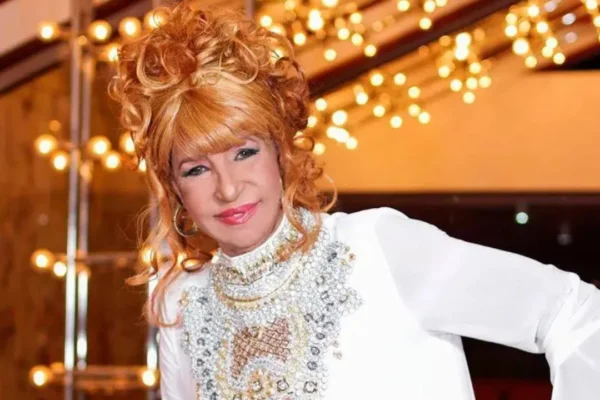 Fefita La Grande llega a lo grande a su fiesta de cumpleaños número 80
