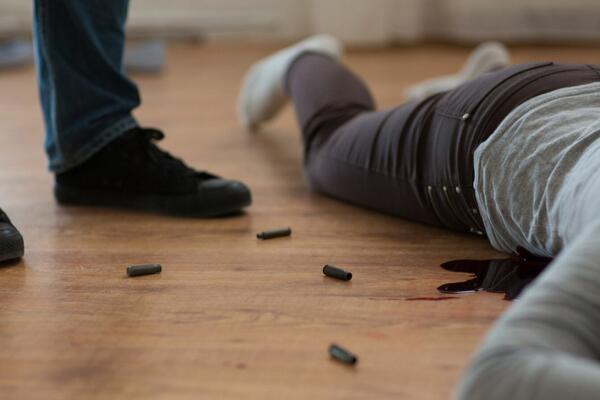 El joven de 14 años asesinó a su madre e hirió al novio de ella
