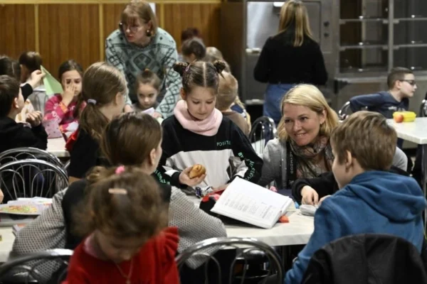 Bajo sirenas y amenazas, los niños ucranianos vuelven a la escuela