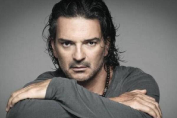 Ricardo Arjona pospone conciertos por problemas de salud