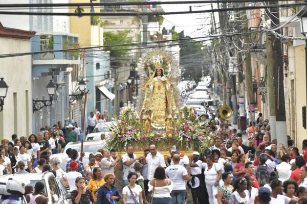 Con eucaristías y precesión católicos dominicanos celebran el Día de la Virgen de Las Mercedes