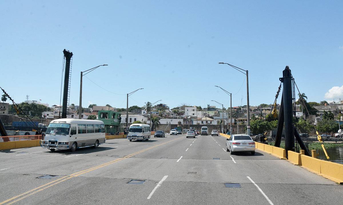 Obras Públicas cerrará puente flotante este domingo por una hora