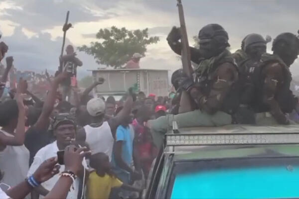 Haitianos muestran fuerza ante dominicanos.