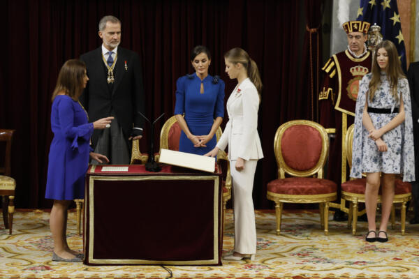 La princesa Leonor jura la Constitución española, en el día en que cumple 18 años, la mayoría de edad en España, lo que la legitima como futura reina.