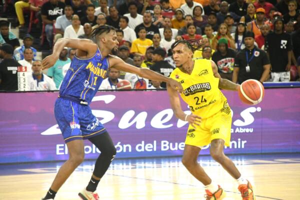 El Barias, por sus fueros para vencer al Mauricio Báez en la serie final del TBS Distrito 2023