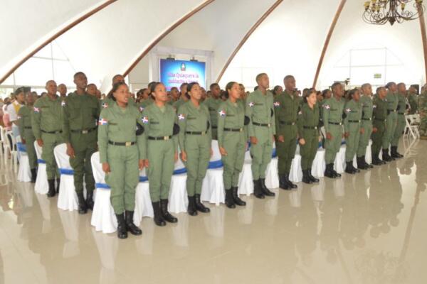 Con 58 graduados, MIDE retoma el servicio militar voluntario